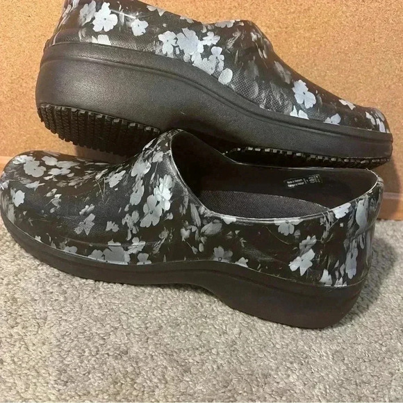 Crocs Women Size 8 Black Floral Neria Pro II Graphic Clog Comfort Footwear - Picture 7 of 9